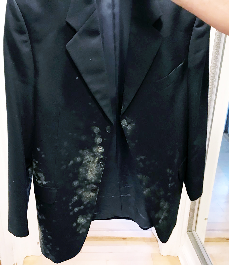 Skimmelvækst på nederste del af sort blazer jakke. SBi-anvisning 281, BUILD, Aalborg Universitet