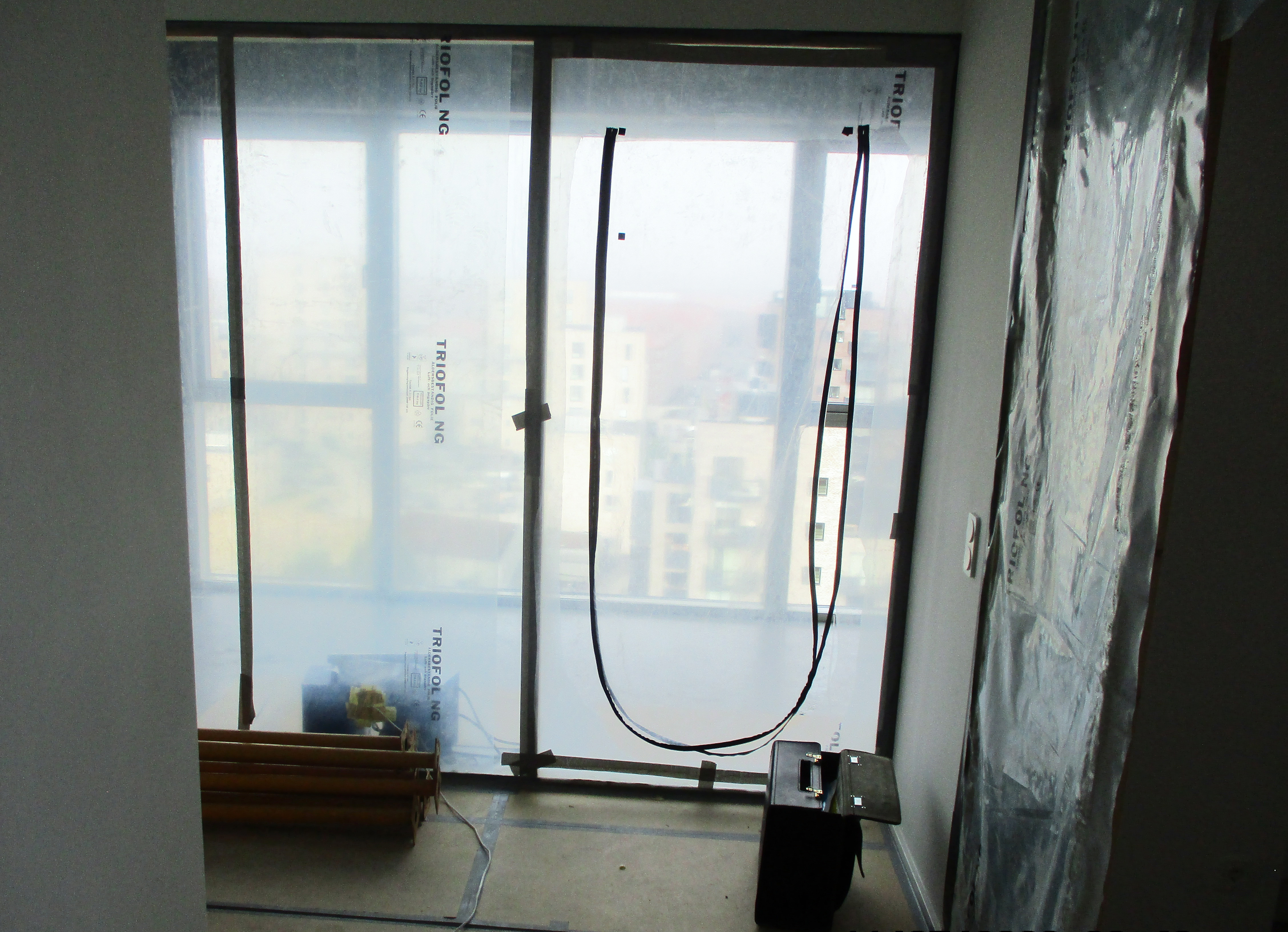 Støvvæg mellem 2 rum - i højre side er der en åbning som kan lukkes med lynlås. SBi-anvisning 281, BUILD, Aalborg Universitet